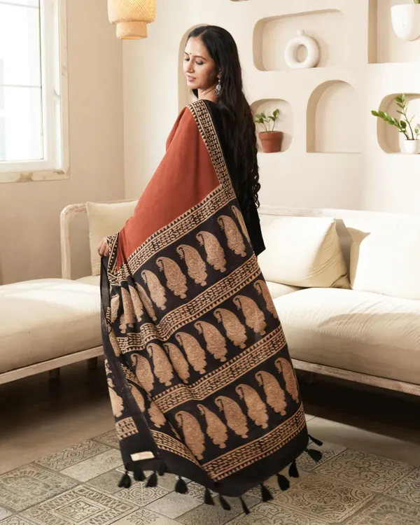 Red_Cotton_Paisley_Border_Print_Mulmul_Saree_For_Women